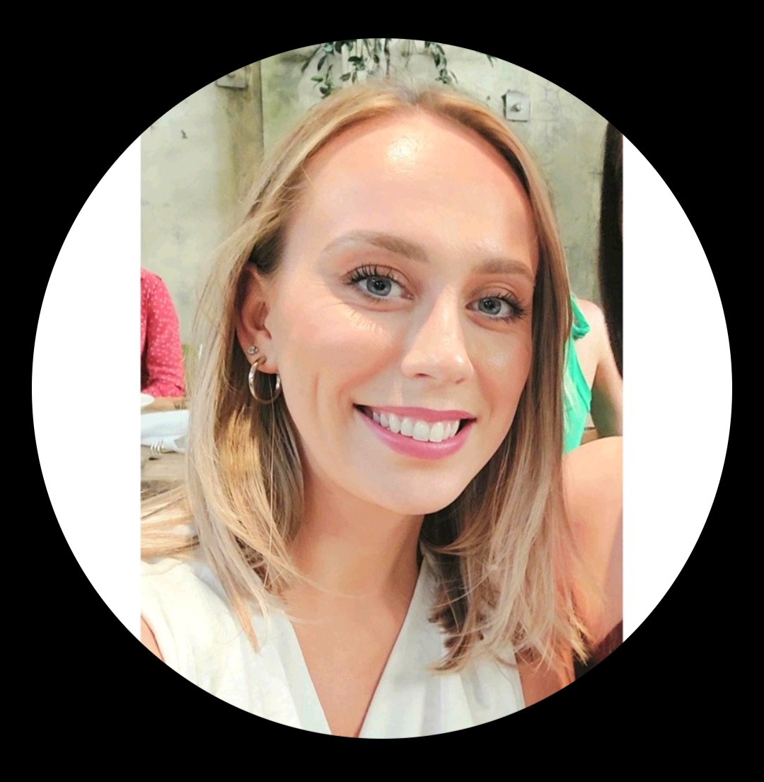 Larissa Lima - Professional makeup artist portrait